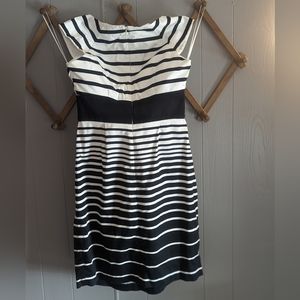 Max & Cleo Striped White/Black Pleated Pockets A Line Dress *Pre-owned Size 4